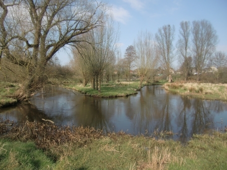 Swalmen NL : Swalmzicht, das Dorf Swalmen ist nach dem Fluss Schwalm ( niederländisch Swalm ) benannt, der, aus Deutschland kommend, auf Swalmener Gebiet in die Maas mündet. Der niederländische Teil der Schwalm ist im Gegensatz zum deutschen Teil nicht begradigt.